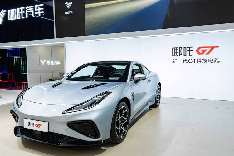 重庆209哪吒汽车在智能汽车领域的表现，领途汽车在新能源汽车市场中的影响力